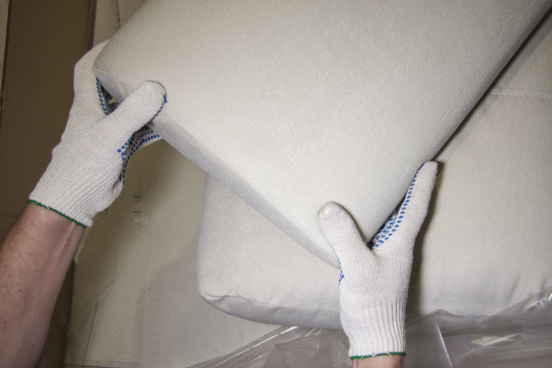 为工人组装家具，为家庭，办公室和酒店。室内装修及维修。图片下载