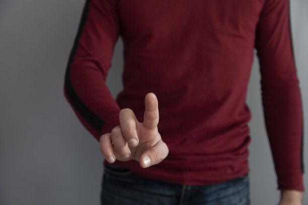 灰色背景上男子空手图片下载