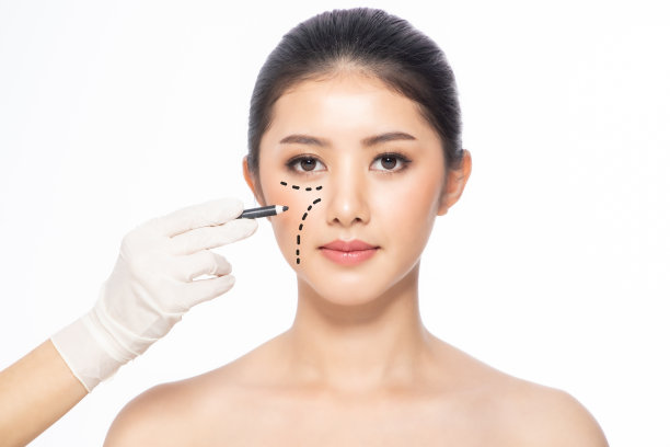 美丽的年轻亚洲女人短发与干净新鲜的皮肤。面部护理、面部护理、美容、健康肌肤和美容理念。图片下载