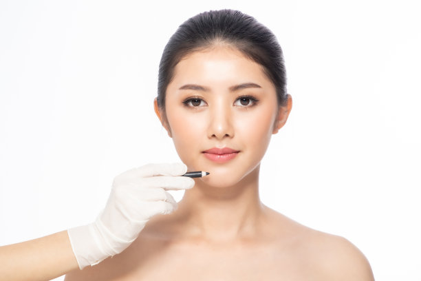 一名年轻女子正在嘴唇上注射。在美容院的女人。整形外科诊所。美女脸上注射了一针。图片下载