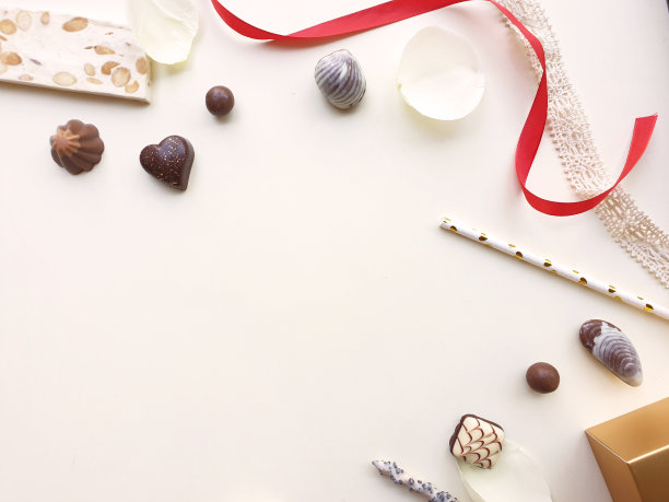 情人节的背景。玫瑰，玫瑰花瓣，巧克力，管和缎带美丽。孤立在淡粉色背景上。情人节的概念。从以上观点。粉红色的地板上有一个中间区域。图片下载