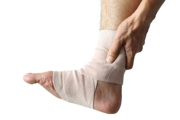 男人的脚痛。她的手抓住了脚。有疼痛的脚和伸展肌肉疲劳缓解疼痛。健康的概念图片下载