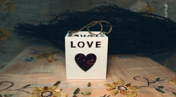 情人节，白盒子里装着爱心。时尚照片。图片下载