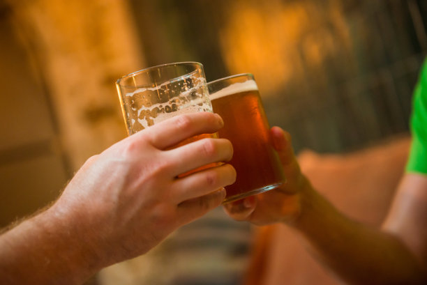 两名男性用啤酒欢呼图片下载