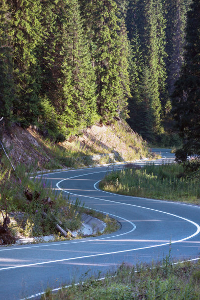 夏天的公路旅行。美丽的风景和一条山路的景色。罗马尼亚。“n图片下载