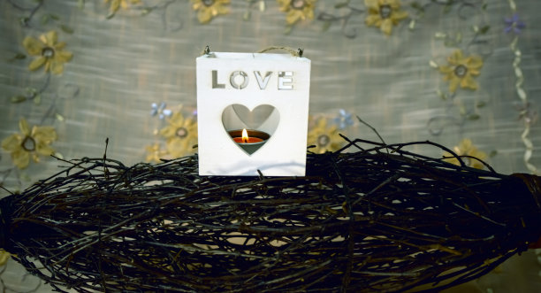 情人节，白盒子里装着爱心。时尚照片。图片下载