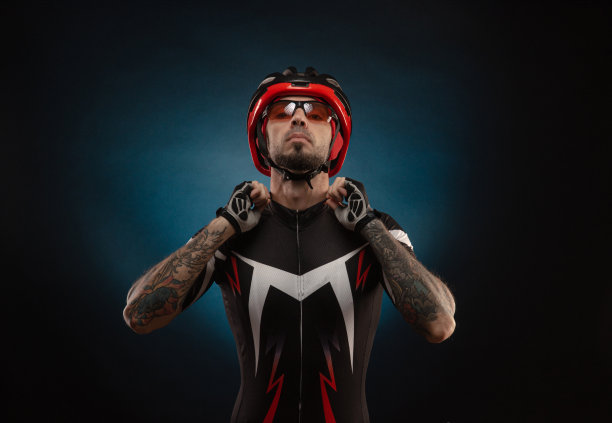 一个戴着自行车头盔的人图片下载