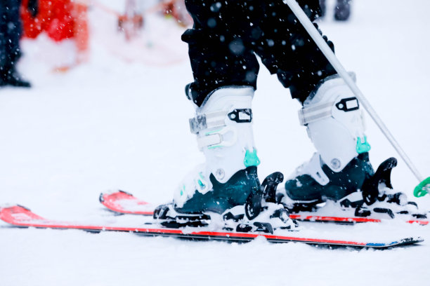 滑雪者的腿自由骑手的腿近距离站在雪地上图片下载