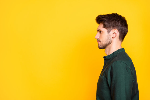 认真沉思的家伙的侧面照片想象他真正的老板在他的公司听雇主准备解决工作问题穿休闲风格的服装孤立的黄色背景图片下载