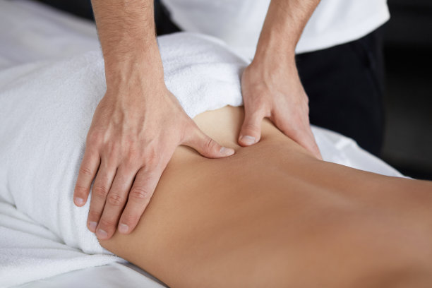 年轻美丽的女人享受背部和肩部按摩水疗。专业按摩师正在公寓里治疗一位女性患者。放松、美容、身体、面部的治疗理念。家里按摩图片下载