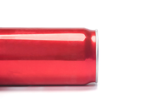 白色背景下的一个红色铝罐，特写镜头。图片下载