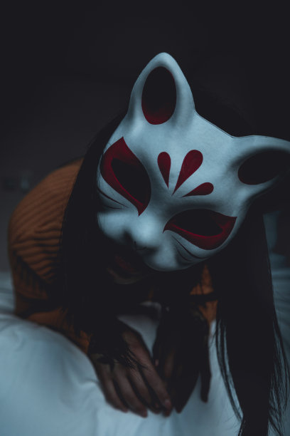 戴日本面具的女人图片下载