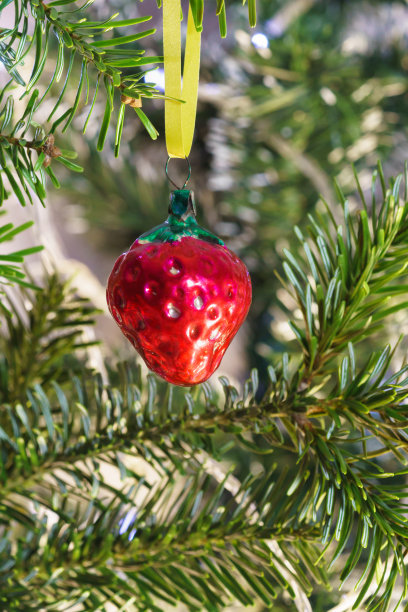 红玻璃草莓新年苏联圣诞树玩具的树枝上图片下载