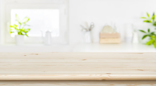 模糊厨房内部背景与桌面产品展示图片下载