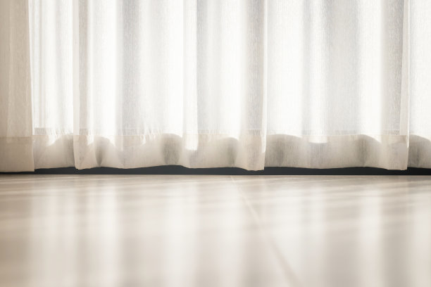 晨光透过阳台的窗帘照射进来。图片下载