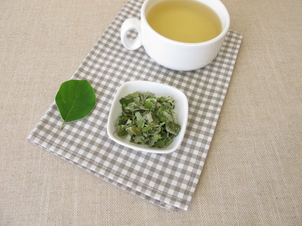 榅桲叶茶，用干榅桲叶制成的茶图片下载