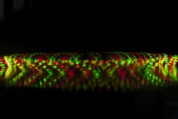 亮红色和绿色的圆圈在黑色的背景上图片下载