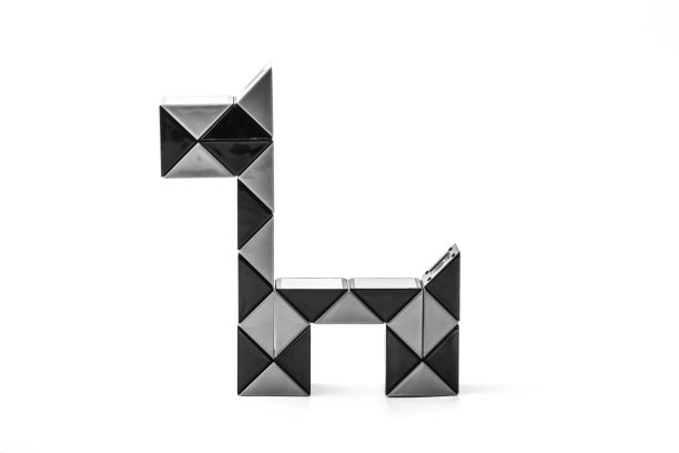 玩具彩色蛇拼图形状的狗在白色的背景。世行的照片。图片下载