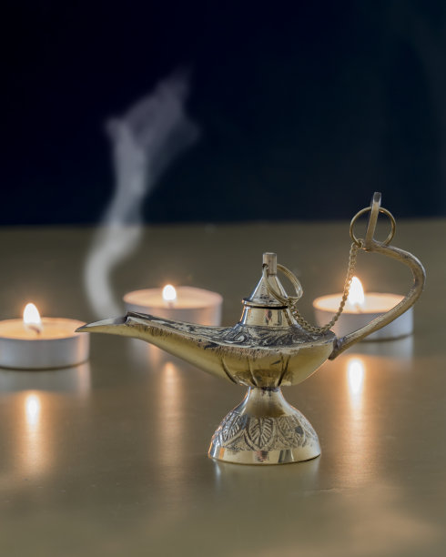 用来创造愿望和表现的神灯。图片下载