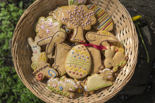 捷克复活节姜饼在花园里的柳条篮子里棕色的木桩，滑稽的小兔子图片下载