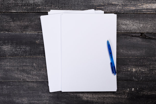 俯视图的现代办公桌办公场所与a4纸。品牌空白模板。照片空白表格。为作品集设计模拟。图片下载