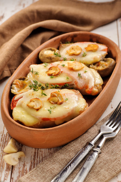 烤猪肉配蘑菇、番茄和芝士。图片下载