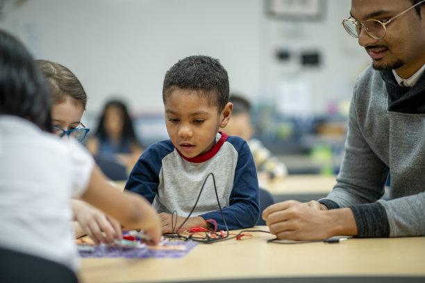 小学教师向学生展示STEM项目的库存照片图片下载