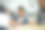 小学教师向学生展示STEM项目的库存照片图片下载