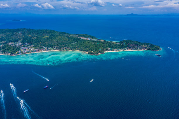 泰国皮皮岛的标志性热带海滩和度假村的无人机照片图片下载