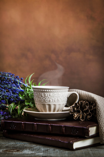 木桌上放着书、咖啡杯和薰衣草的复古照片图片下载