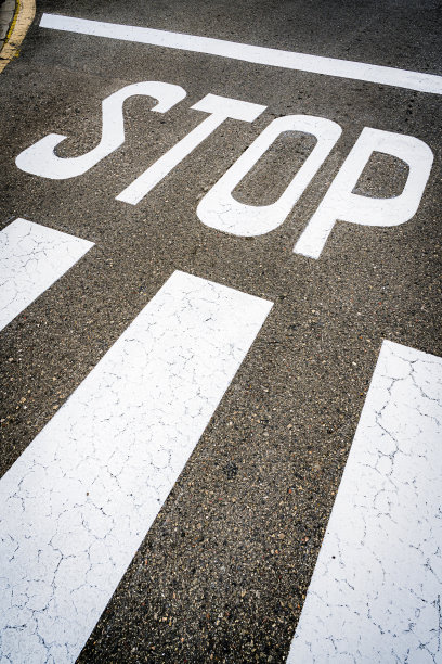 路上画着停车标志图片下载