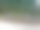 一名女子漂浮在海上的无人机照片。图片下载