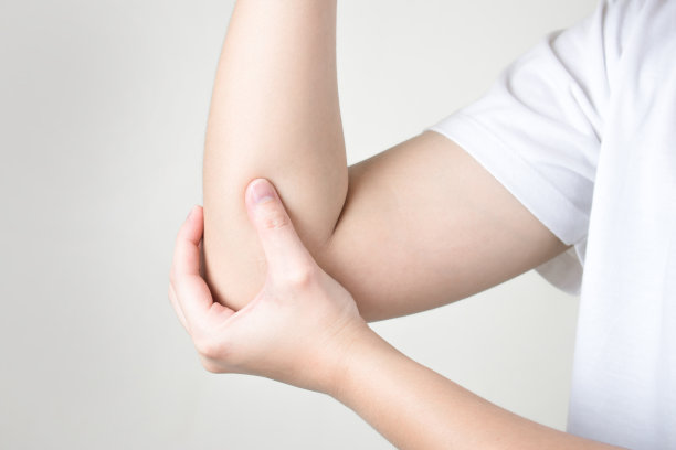 女孩感到肘部受伤了。图片下载