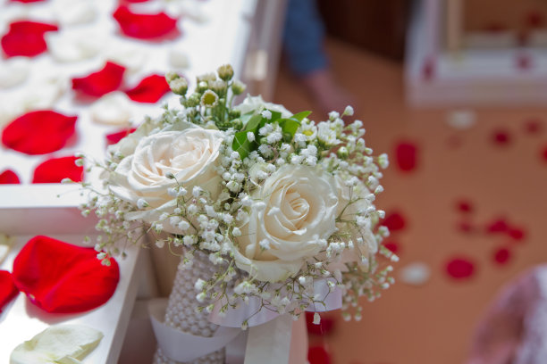 红色的花瓣。bedom镜子。婚礼上的白色花束。图片下载