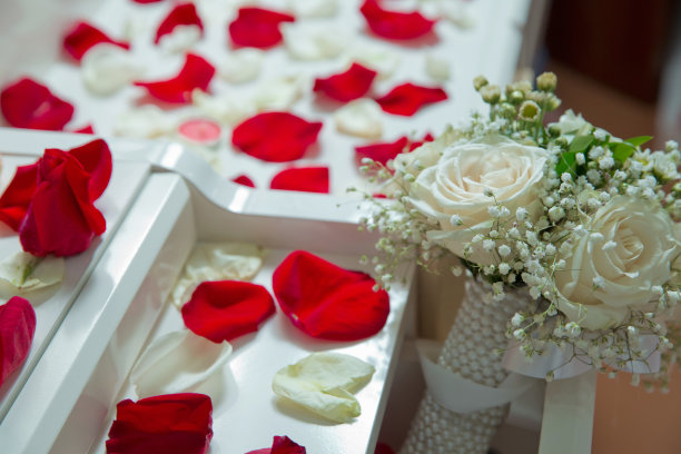 红色的花瓣。bedom镜子。婚礼上的白色花束。图片下载