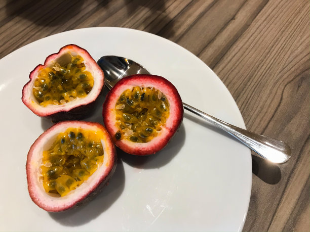 木桌上放着百香果图片下载