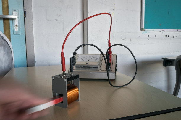 磁棒在铜线圈中来回移动，产生电流图片下载