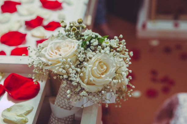 红色的花瓣。bedom镜子。婚礼上的白色花束。图片下载