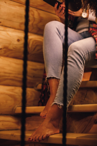 性感女孩腿上的抛光指甲图片下载