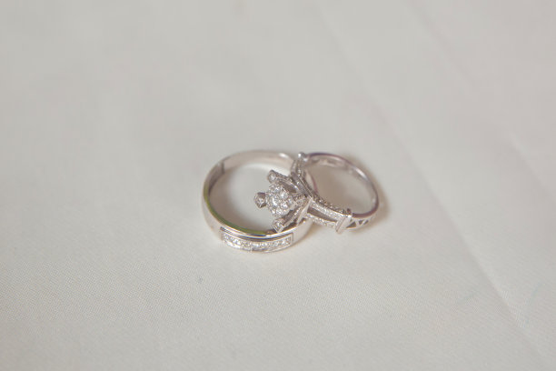 一堆钻石订婚戒指孤立在白色上。漂亮的珠宝戒指。图片下载