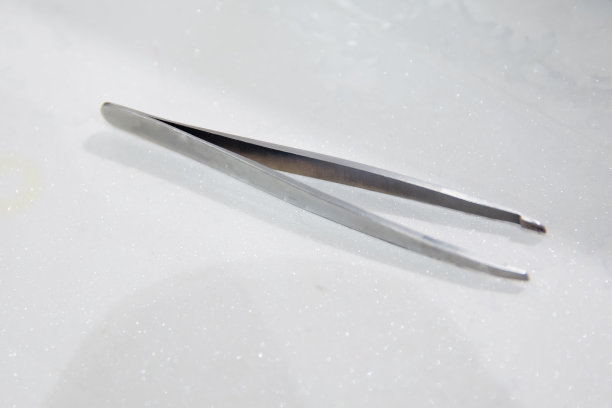 钢制镊子孤立在白色背景上。金属镊子孤立在白色背景上。灰色金属镊子孤立在白色背景上。解剖镊子孤立在白色背景上。图片下载