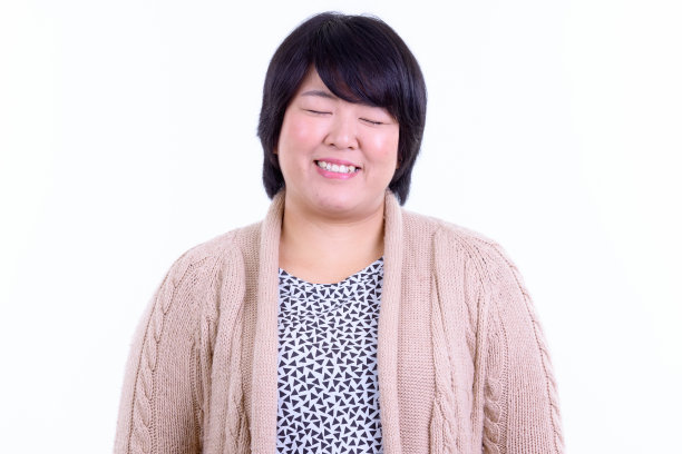 快乐超重的亚洲女人的脸放松闭上眼睛准备过冬图片下载