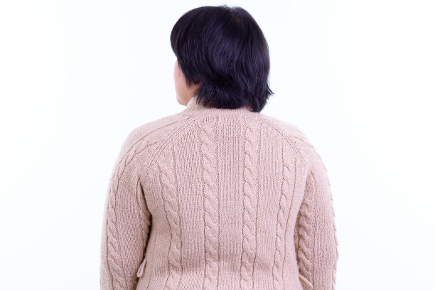 后视图超重亚洲妇女准备过冬图片下载