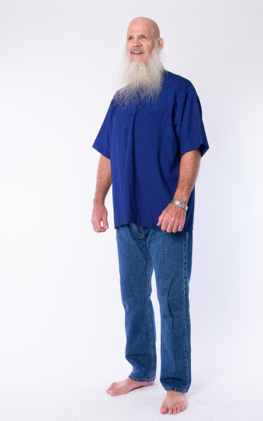 全身照片的快乐成熟的光头胡子男思考图片下载