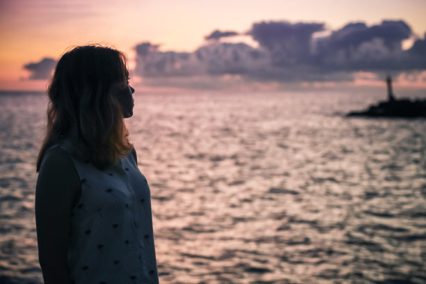 女孩站在海边的剪影照片图片下载