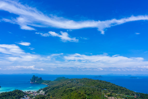 泰国皮皮岛的标志性热带海滩和度假村的无人机照片图片下载