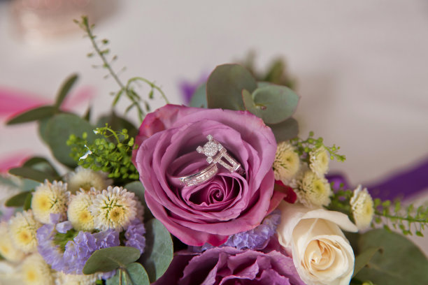 彩色微距照片，详细的花束与粉红色的玫瑰，白色的小花和假钻石在玫瑰的中心图片下载