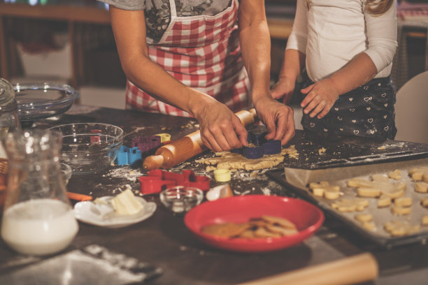 妈妈和孩子在烤饼干图片下载