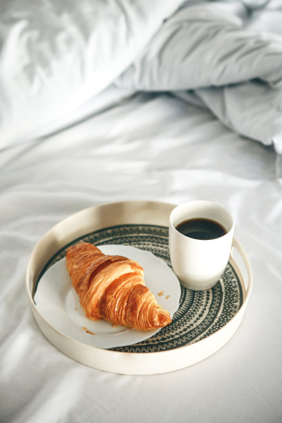 早上的咖啡和羊角面包图片下载