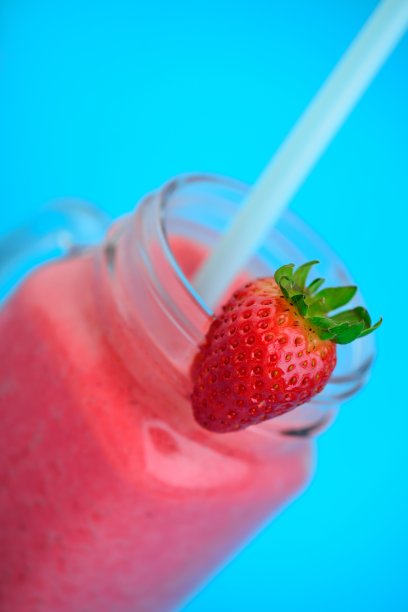 蓝色背景的草莓奶昔图片下载